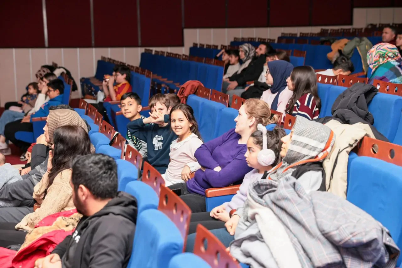 Ereğli'de Halka Açık Sinema Keyfi: Yıldızlararası Gösterime Sunuldu Ereğli'de Halka Açık Sinema Keyfi: Yıldızlararası Gösterime Sunuldu
