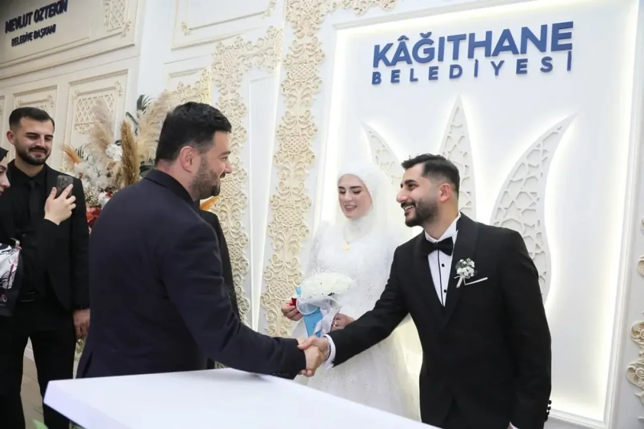 Kağıthane'de Genç Çiftlerin Mutluluğu Düzenlenen Etkinlikle Kutlandı Kağıthane'de Genç Çiftlerin Mutluluğu Düzenlenen Etkinlikle Kutlandı