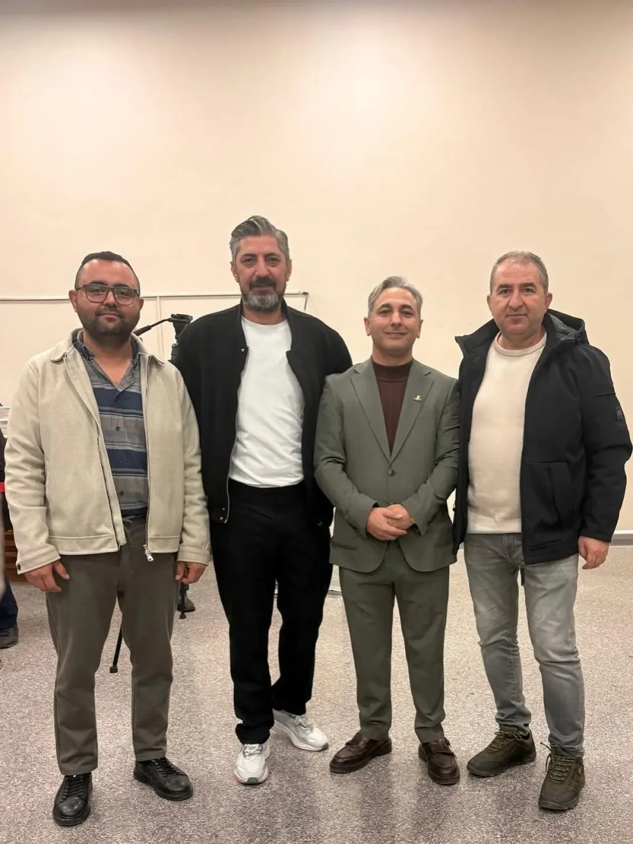 CHP Sultangazi'de Düğün Coşkusu: Genç Çifte Mutluluk Mesajları CHP Sultangazi'de Düğün Coşkusu: Genç Çifte Mutluluk Mesajları