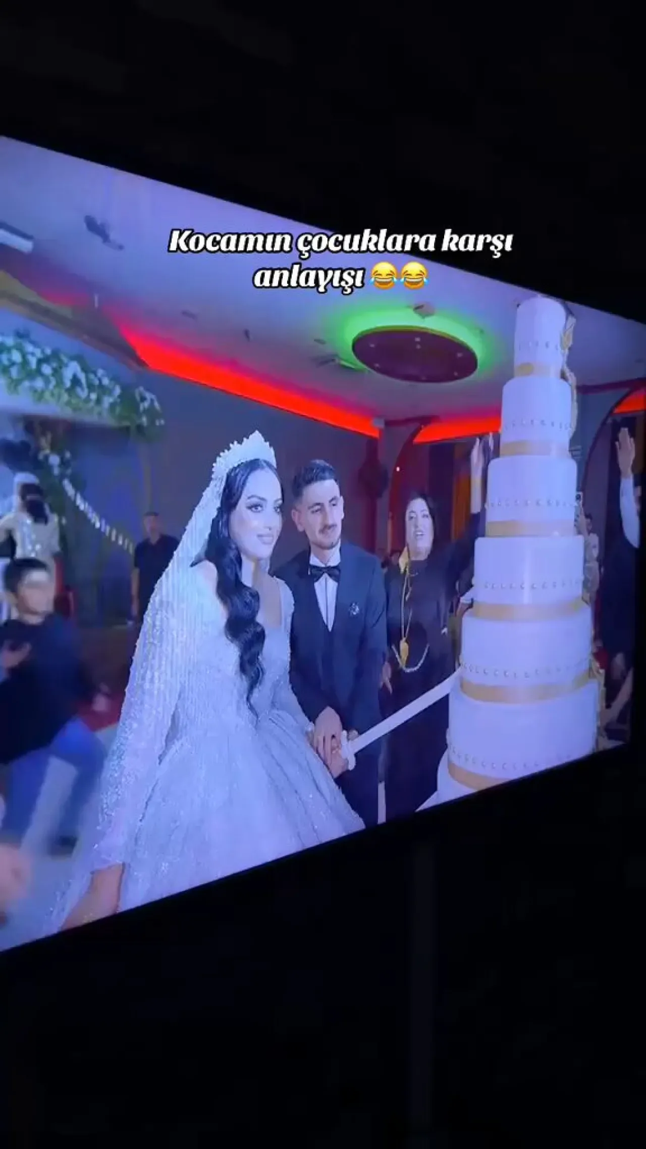 Düğünde Pasta Kesimi Sırasında Damadın Çocuklara Yaklaşımı Sosyal Medyada Olay Oldu Düğünde Pasta Kesimi Sırasında Damadın Çocuklara Yaklaşımı Sosyal Medyada Olay Oldu
