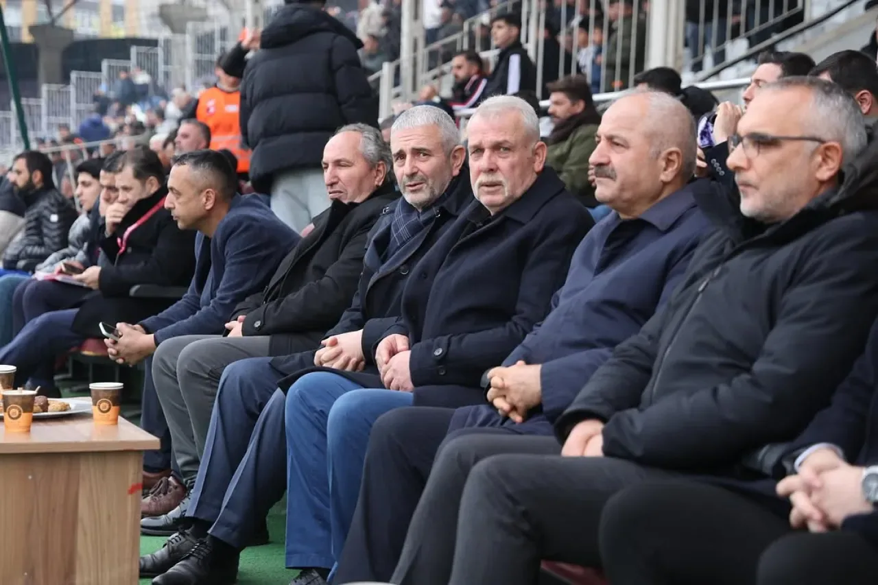 Gebze'de Siyasi ve Sportif Birliktelik: Gebzespor Maçında Destek Mesajı Gebze'de Siyasi ve Sportif Birliktelik: Gebzespor Maçında Destek Mesajı