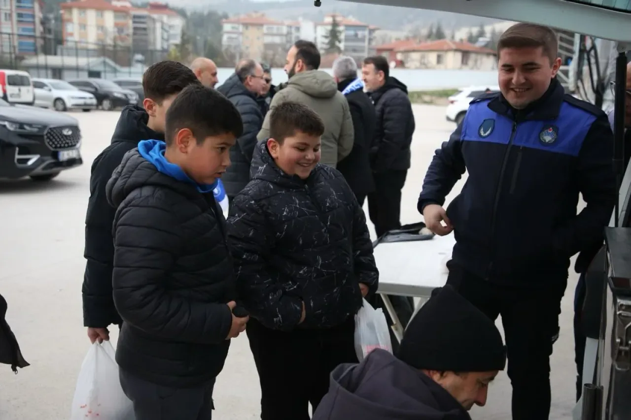 Beypazarı Belediyesi Taraftarlara Maç Gecesi Sıcak Çorba İkramı Beypazarı Belediyesi Taraftarlara Maç Gecesi Sıcak Çorba İkramı