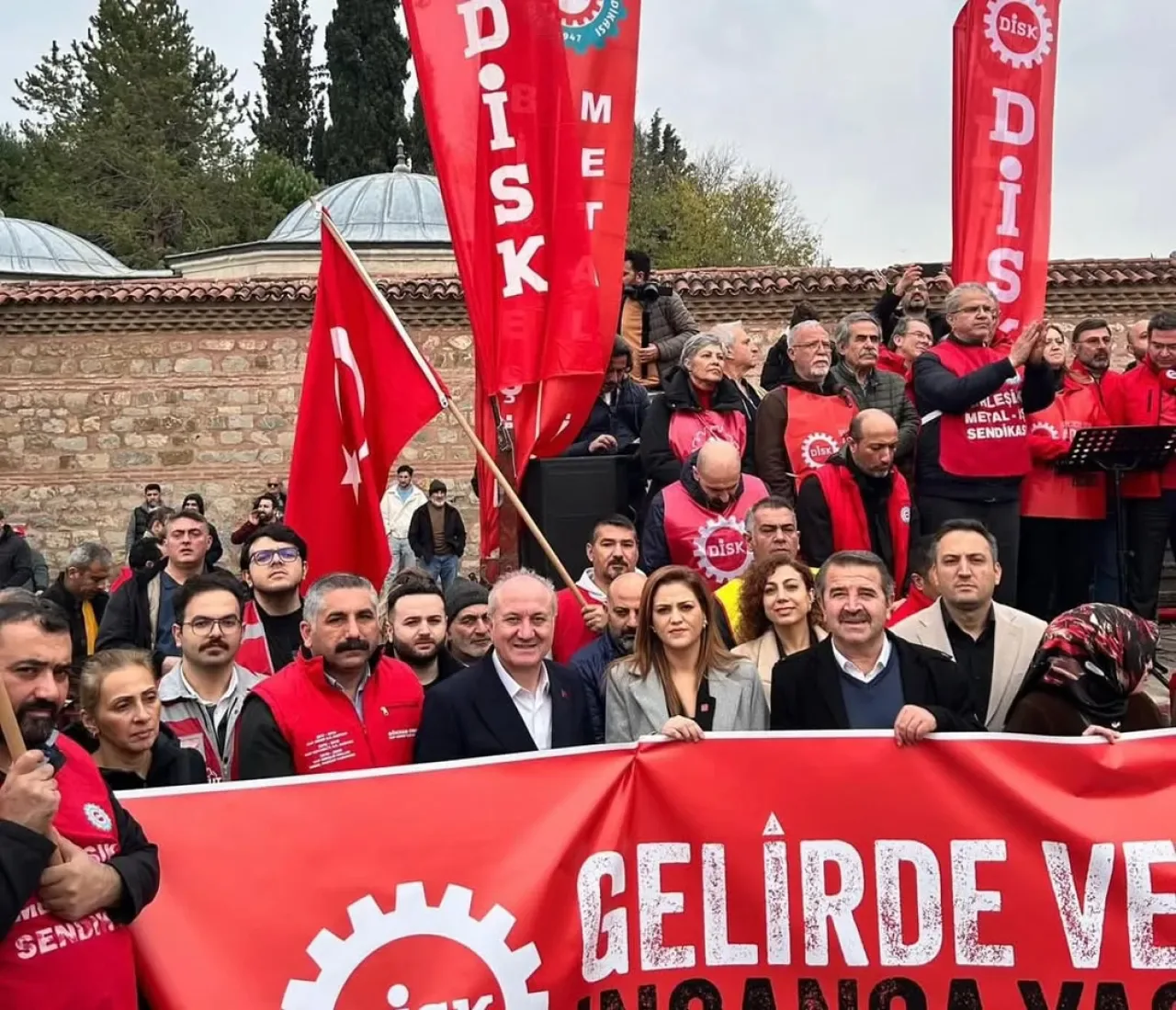Gebze'de "İnsanca Yaşam ve Vergide Adalet" İçin Binlerce Kişi Yürüdü Gebze'de "İnsanca Yaşam ve Vergide Adalet" İçin Binlerce Kişi Yürüdü