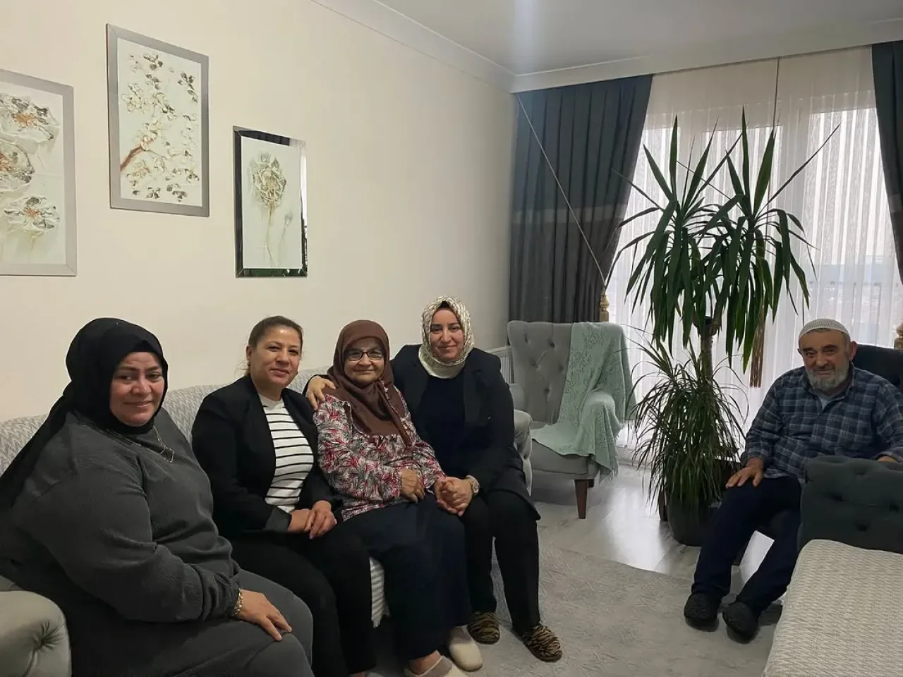 AK Parti Çayırova Kadın Kollarından Hasta ve Yaşlı Ziyareti AK Parti Çayırova Kadın Kollarından Hasta ve Yaşlı Ziyareti
