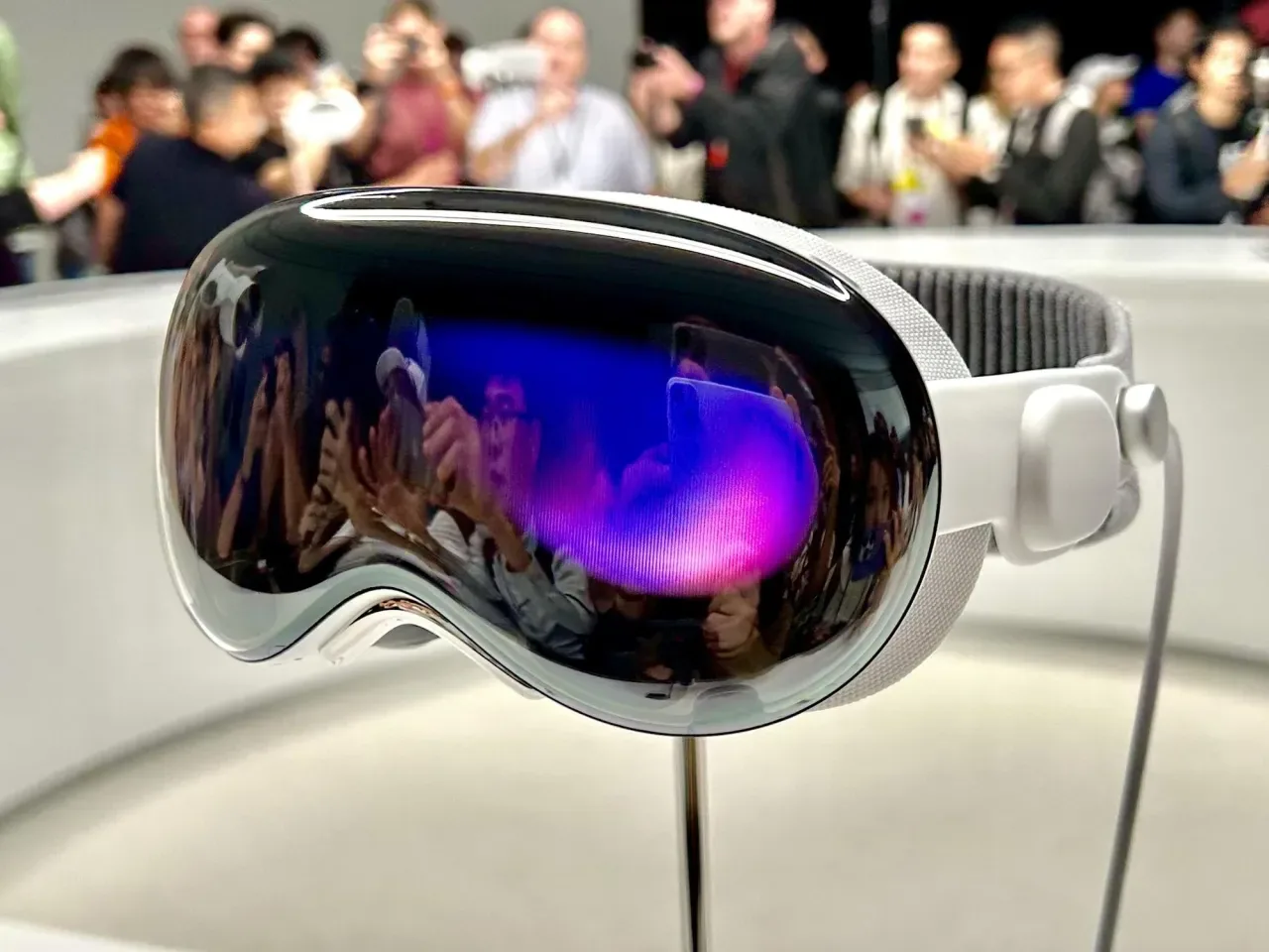Ellerinle Yakala, Gerçek Odanda Oyna: Apple Vision Pro ve Synth Riders ile Oyun Deneyimi Devrimi Ellerinle Yakala, Gerçek Odanda Oyna: Apple Vision Pro ve Synth Riders ile Oyun Deneyimi Devrimi