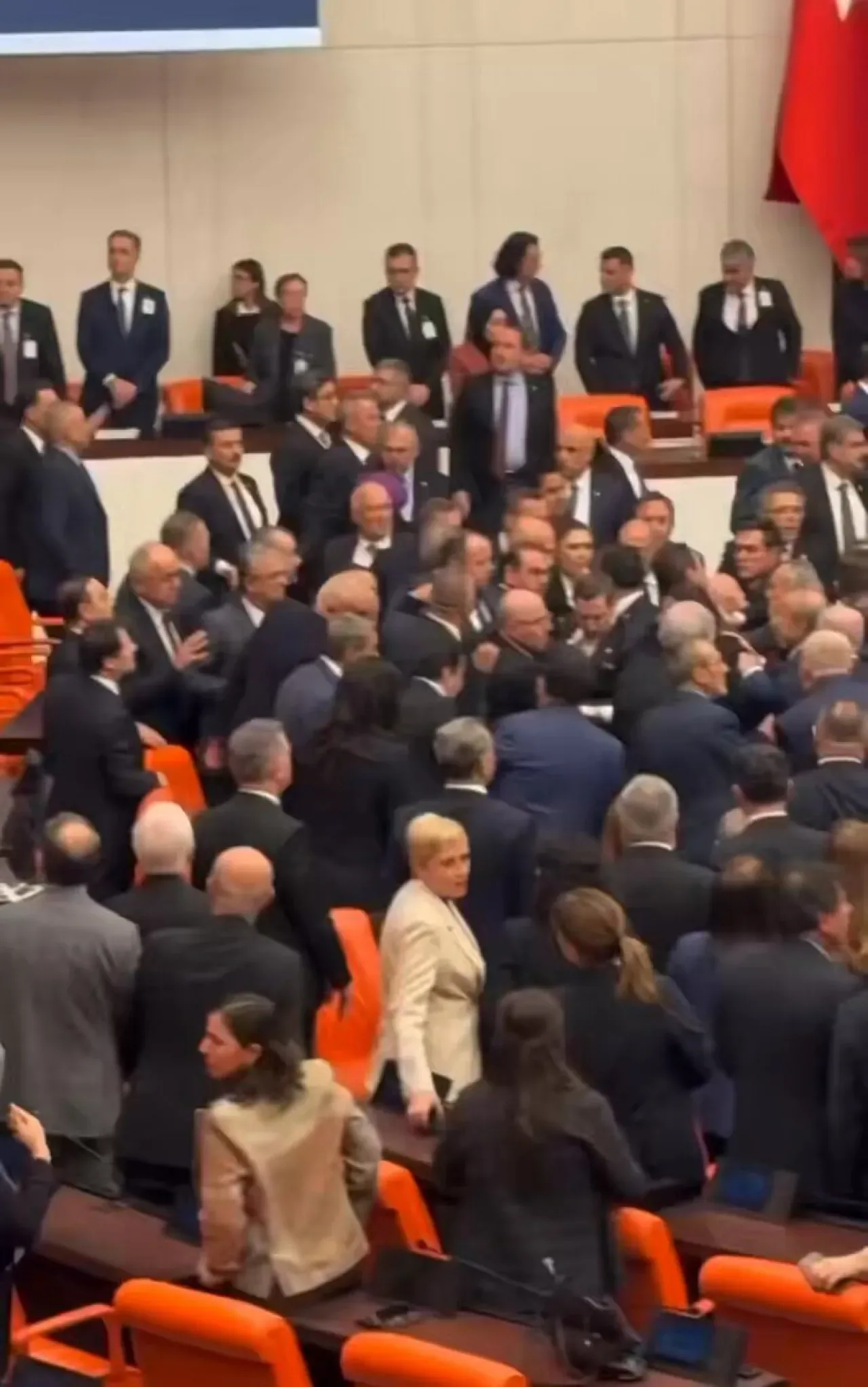 MHP'li Milletvekilleri Lider Bahçeli'nin Etrafında Güvenlik Çemberi Oluşturdu MHP'li Milletvekilleri Lider Bahçeli'nin Etrafında Güvenlik Çemberi Oluşturdu