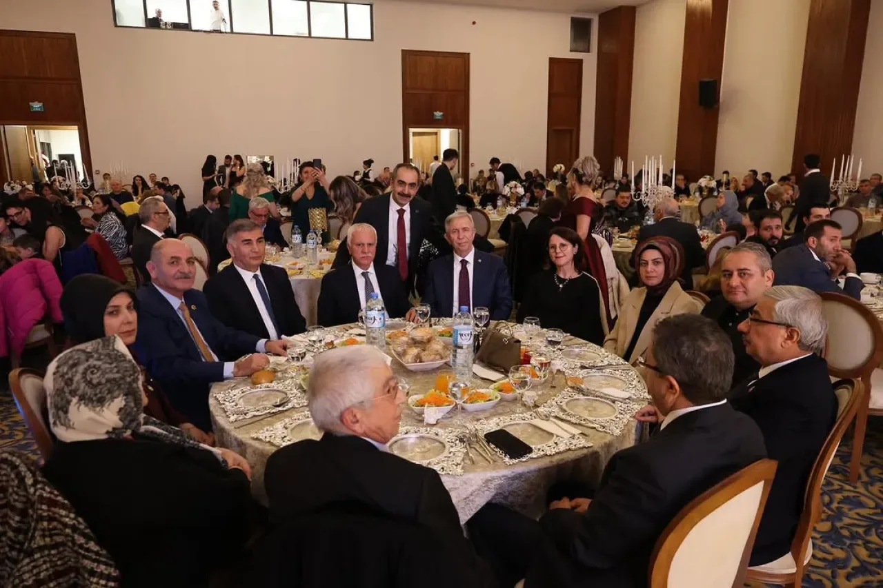 Kalecik'te Düğün Törenine Mansur Yavaş ve Belediye Başkanlarından Katılım Kalecik'te Düğün Törenine Mansur Yavaş ve Belediye Başkanlarından Katılım