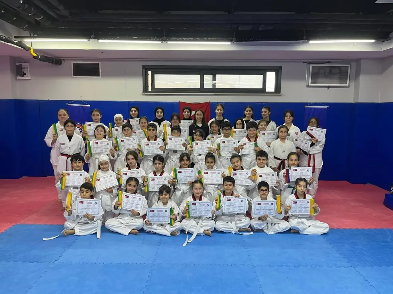 Esenler Belediyespor'dan Taekwondo Kuşak Sınavında Büyük Başarı Esenler Belediyespor'dan Taekwondo Kuşak Sınavında Büyük Başarı