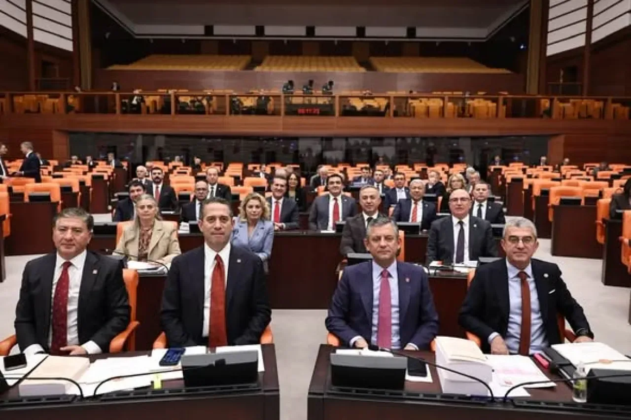 CHP'li Sümer, AKP'nin Bütçesini "Rant ve Saltanat Bütçesi" Olarak Nitelendirdi CHP'li Sümer, AKP'nin Bütçesini "Rant ve Saltanat Bütçesi" Olarak Nitelendirdi