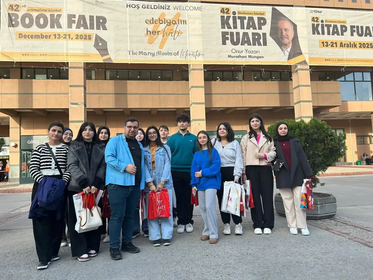 Esenyurt Belediyesi'nden YKS Öğrencilerine TÜYAP Kitap Fuarı'nda Moral Gezisi Esenyurt Belediyesi'nden YKS Öğrencilerine TÜYAP Kitap Fuarı'nda Moral Gezisi