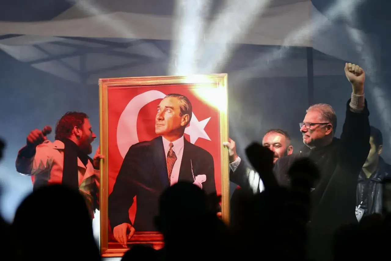 Mudanya'da Yeni Yıl Coşkusu: "Üşüdük Ama Dağılmadık" Mudanya'da Yeni Yıl Coşkusu: "Üşüdük Ama Dağılmadık"