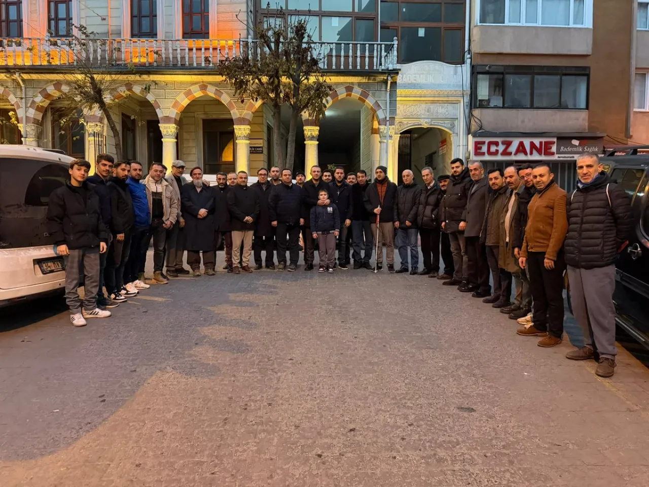AK Parti Beyoğlu İlçe Teşkilatı Üç Aylar'ı Sütlüce'de Sabah Namazıyla Karşıladı AK Parti Beyoğlu İlçe Teşkilatı Üç Aylar'ı Sütlüce'de Sabah Namazıyla Karşıladı
