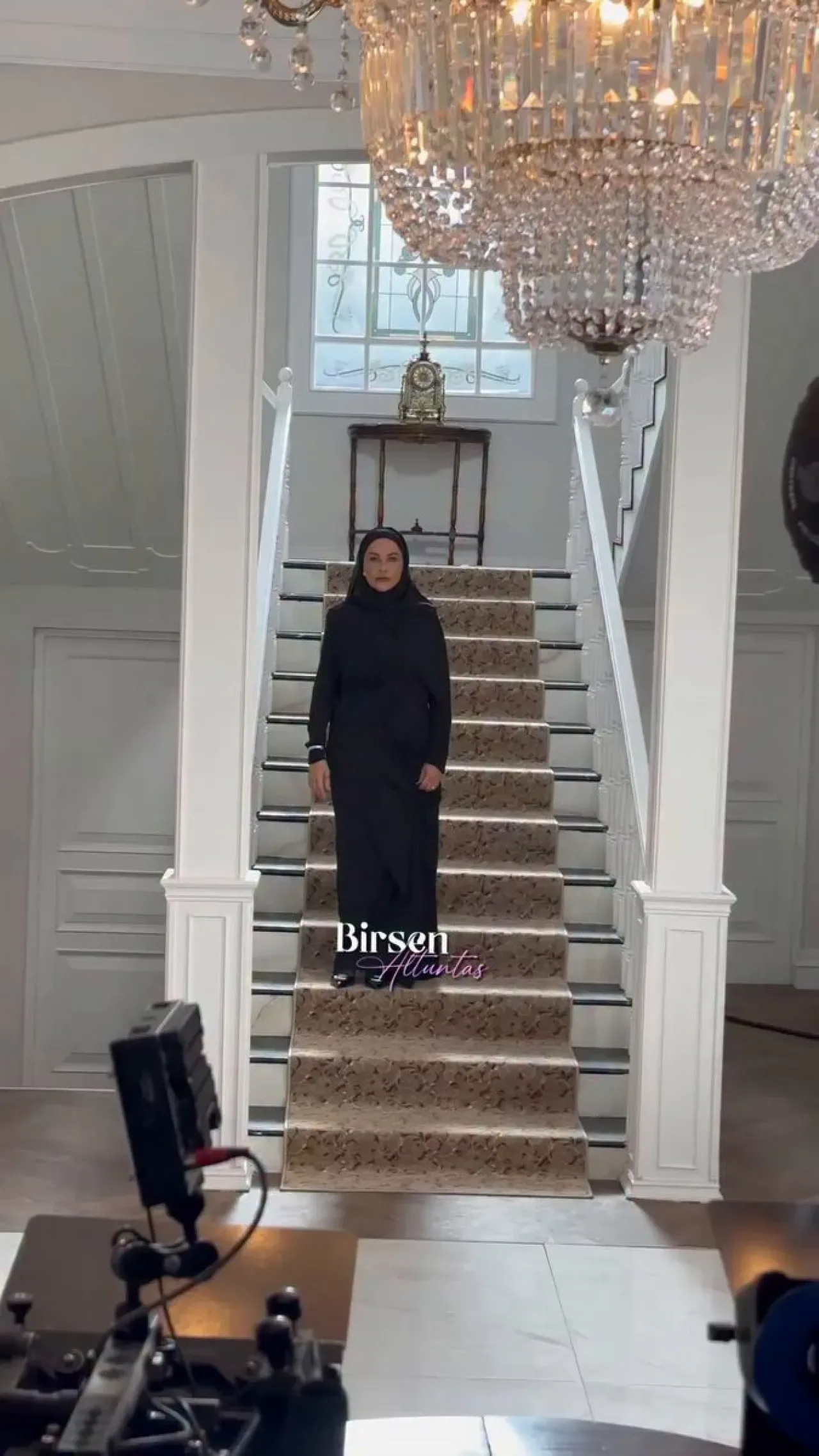 Hülya Avşar, Yeni Dizi İçin Tesettüre Girdi Hülya Avşar, Yeni Dizi İçin Tesettüre Girdi