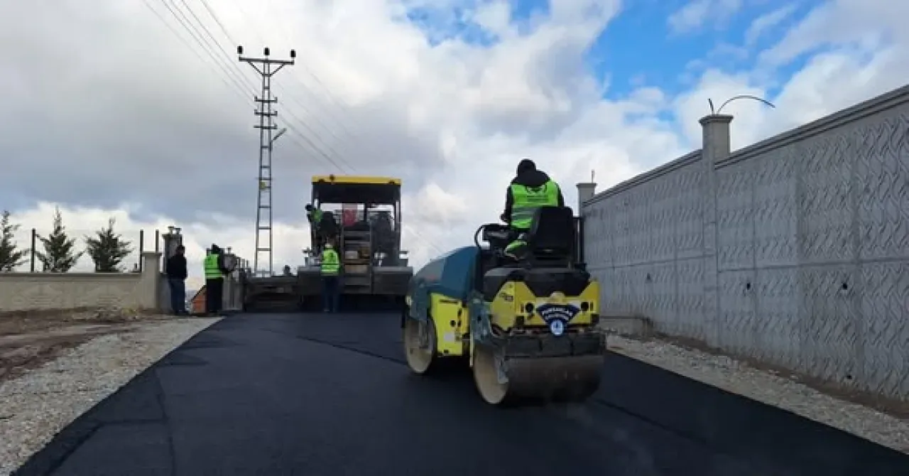Pursaklar'da Mahalle İçi Yollar Asfaltlanıyor Pursaklar'da Mahalle İçi Yollar Asfaltlanıyor