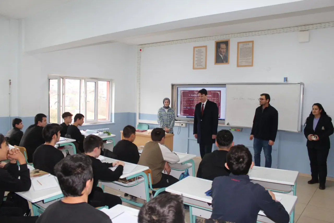 Keles Kaymakamı Gürses, Çok Programlı Anadolu Lisesi'nde Öğretmen ve Öğrencilerle Buluştu Keles Kaymakamı Gürses, Çok Programlı Anadolu Lisesi'nde Öğretmen ve Öğrencilerle Buluştu