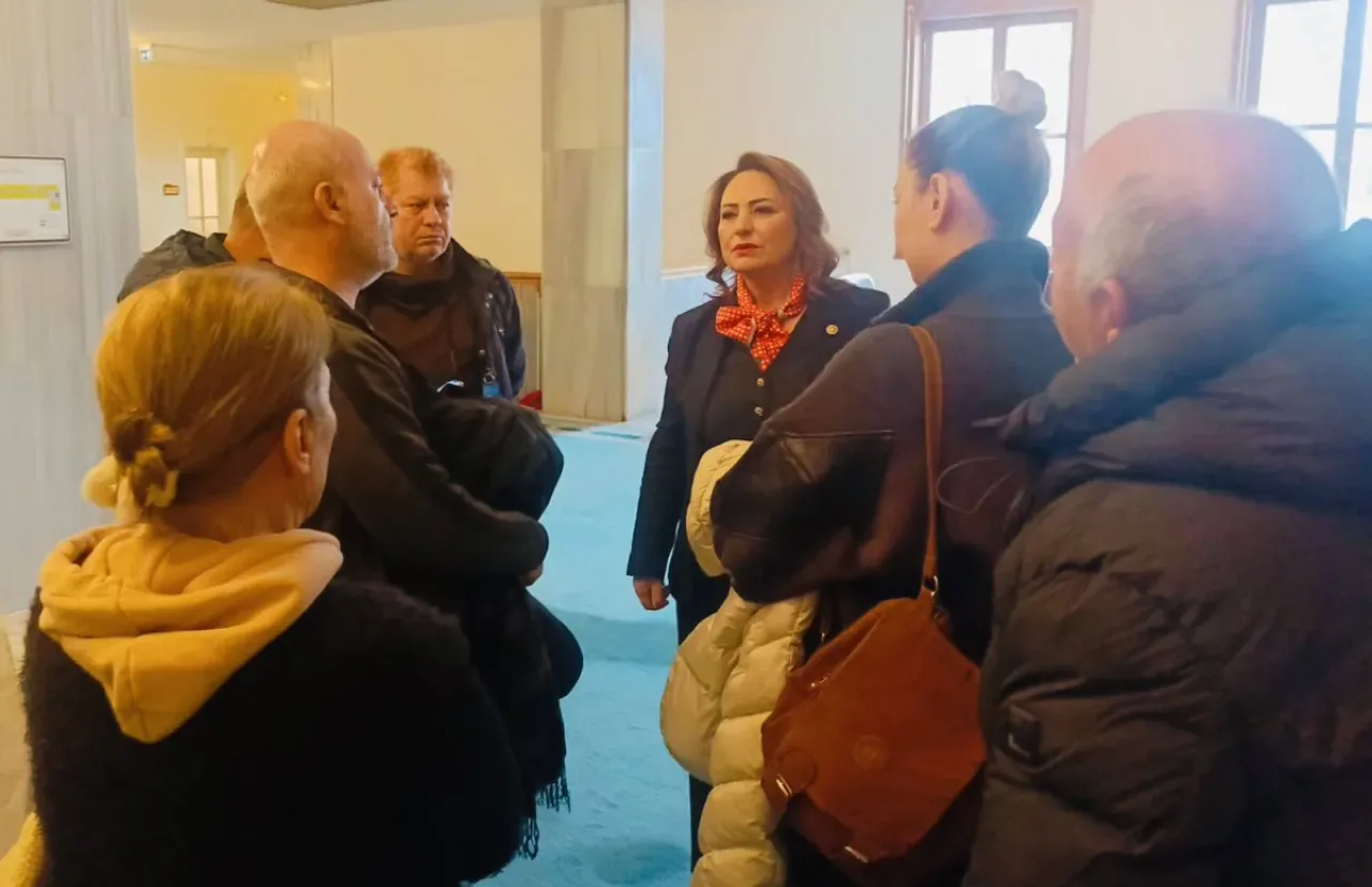 CHP'li Şevkin, Meclis'te Deprem Mağdurlarını Ağırladı CHP'li Şevkin, Meclis'te Deprem Mağdurlarını Ağırladı
