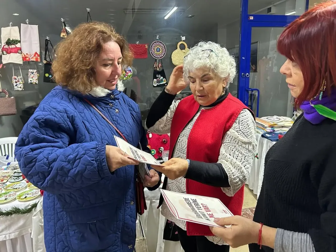 CHP Silivri'de Seçim Çalışmaları Kapsamında Halka Bildiri Dağıtımı CHP Silivri'de Seçim Çalışmaları Kapsamında Halka Bildiri Dağıtımı