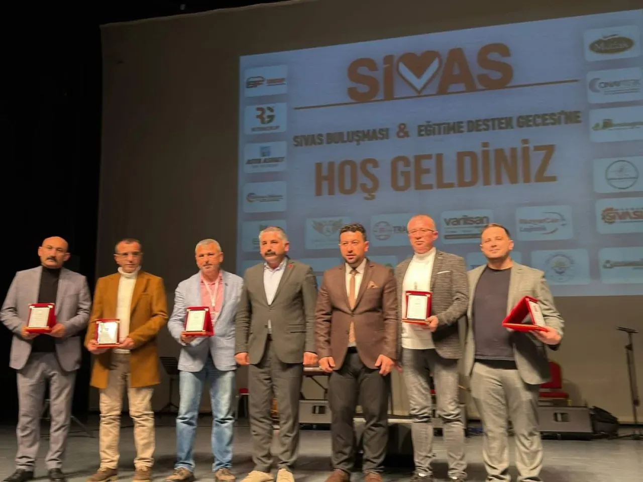 Gebze'de Eğitime Destek Gecesi: Dayanışma ve Umut Vurgusu Gebze'de Eğitime Destek Gecesi: Dayanışma ve Umut Vurgusu