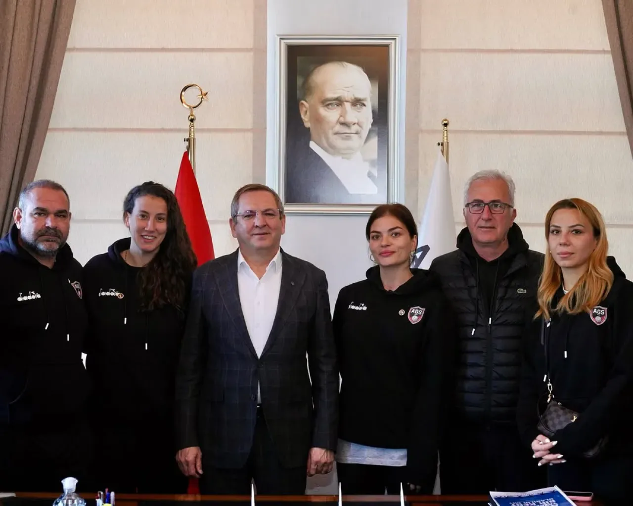 Ayvalık Belediyesi'ne Genç Voleybolculardan Ziyaret Ayvalık Belediyesi'ne Genç Voleybolculardan Ziyaret