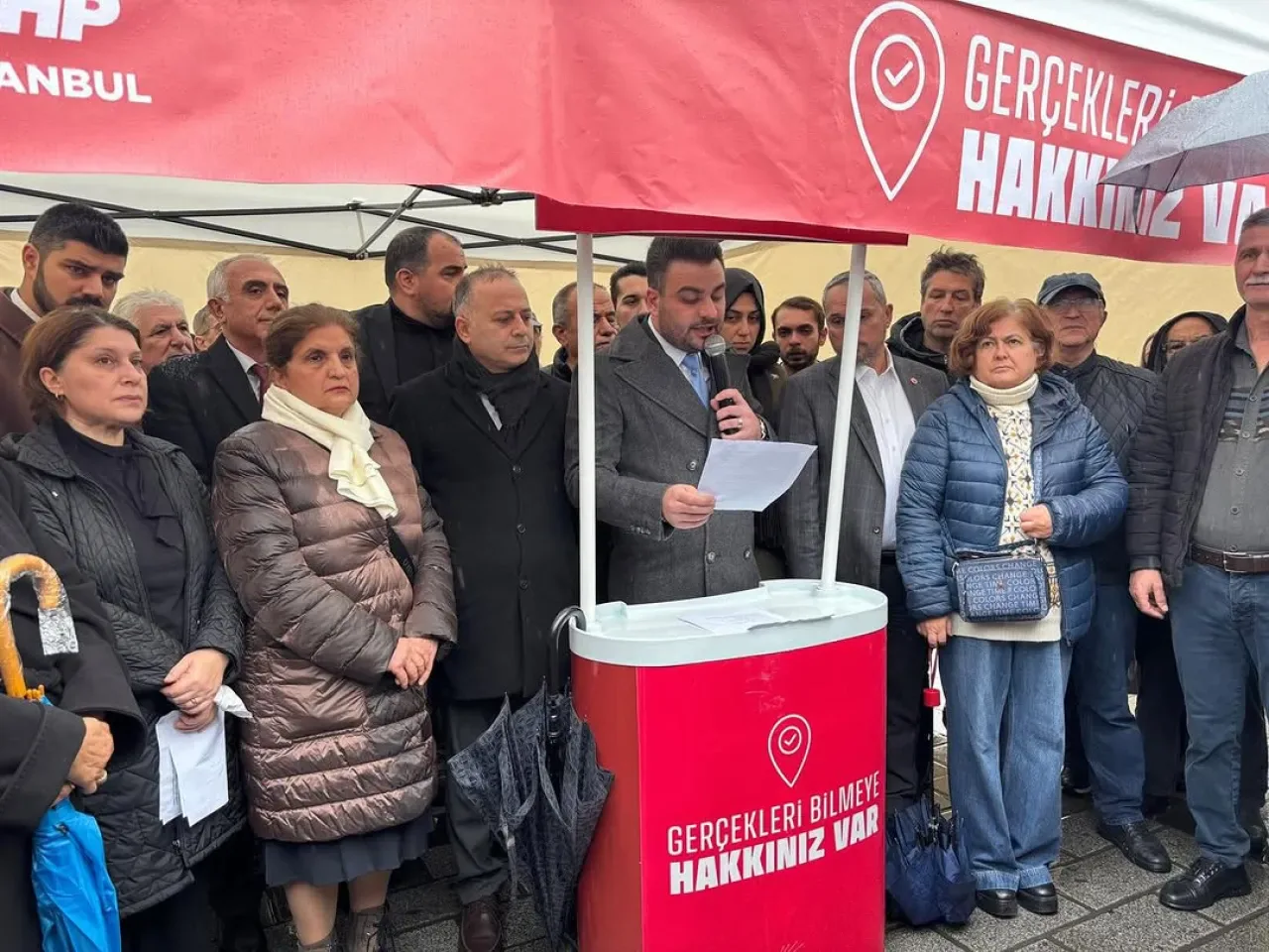 CHP Üsküdar Gençlik Kolları, "Gerçekleri Bilmeye Hakkınız Var" Temalı Basın Açıklaması ve Pazar Ziyaretleri Gerçekleştirdi CHP Üsküdar Gençlik Kolları, "Gerçekleri Bilmeye Hakkınız Var" Temalı Basın Açıklaması ve Pazar Ziyaretleri Gerçekleştirdi