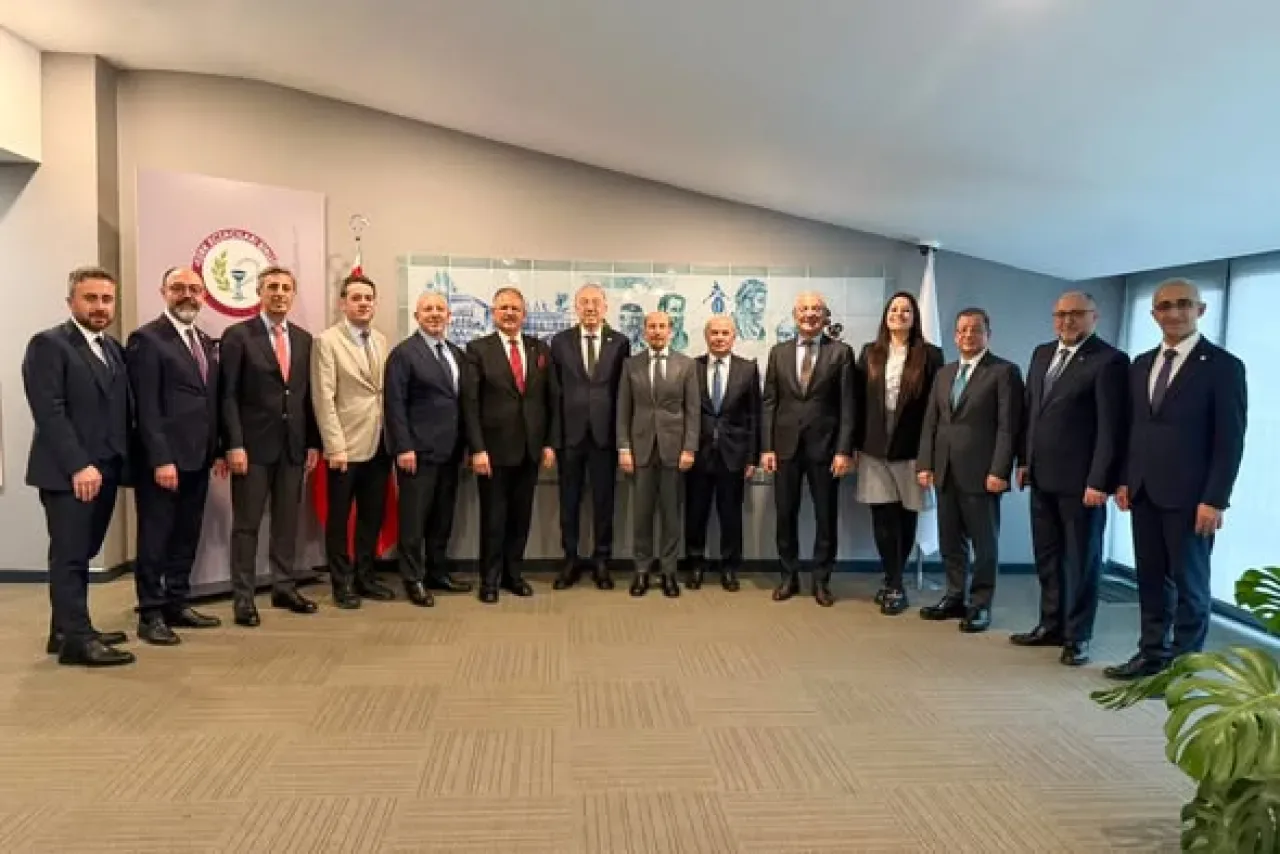 Türk Eczacıları Birliği ve İEİS Yönetimi Arasında İş Birliği Görüşmeleri Türk Eczacıları Birliği ve İEİS Yönetimi Arasında İş Birliği Görüşmeleri