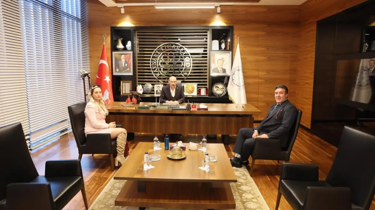 Kayseri Ticaret Odası Başkanı Ömer Gülsoy, Dünya Gazetesi Temsilcilerini Ağırladı Kayseri Ticaret Odası Başkanı Ömer Gülsoy, Dünya Gazetesi Temsilcilerini Ağırladı