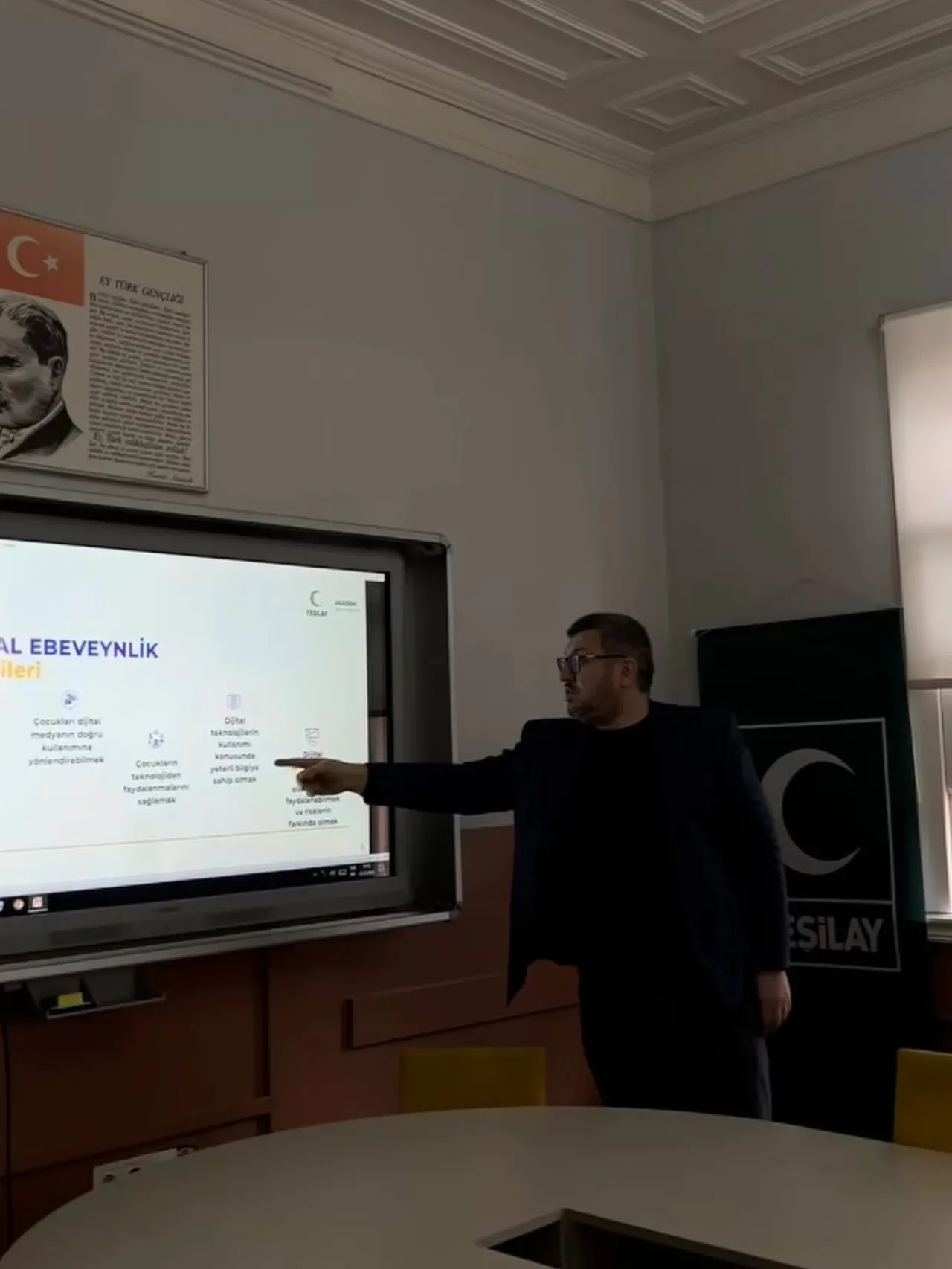 Eyüpsultan'da Ailelere Yönelik Dijital Ebeveynlik Eğitimi Düzenlendi Eyüpsultan'da Ailelere Yönelik Dijital Ebeveynlik Eğitimi Düzenlendi