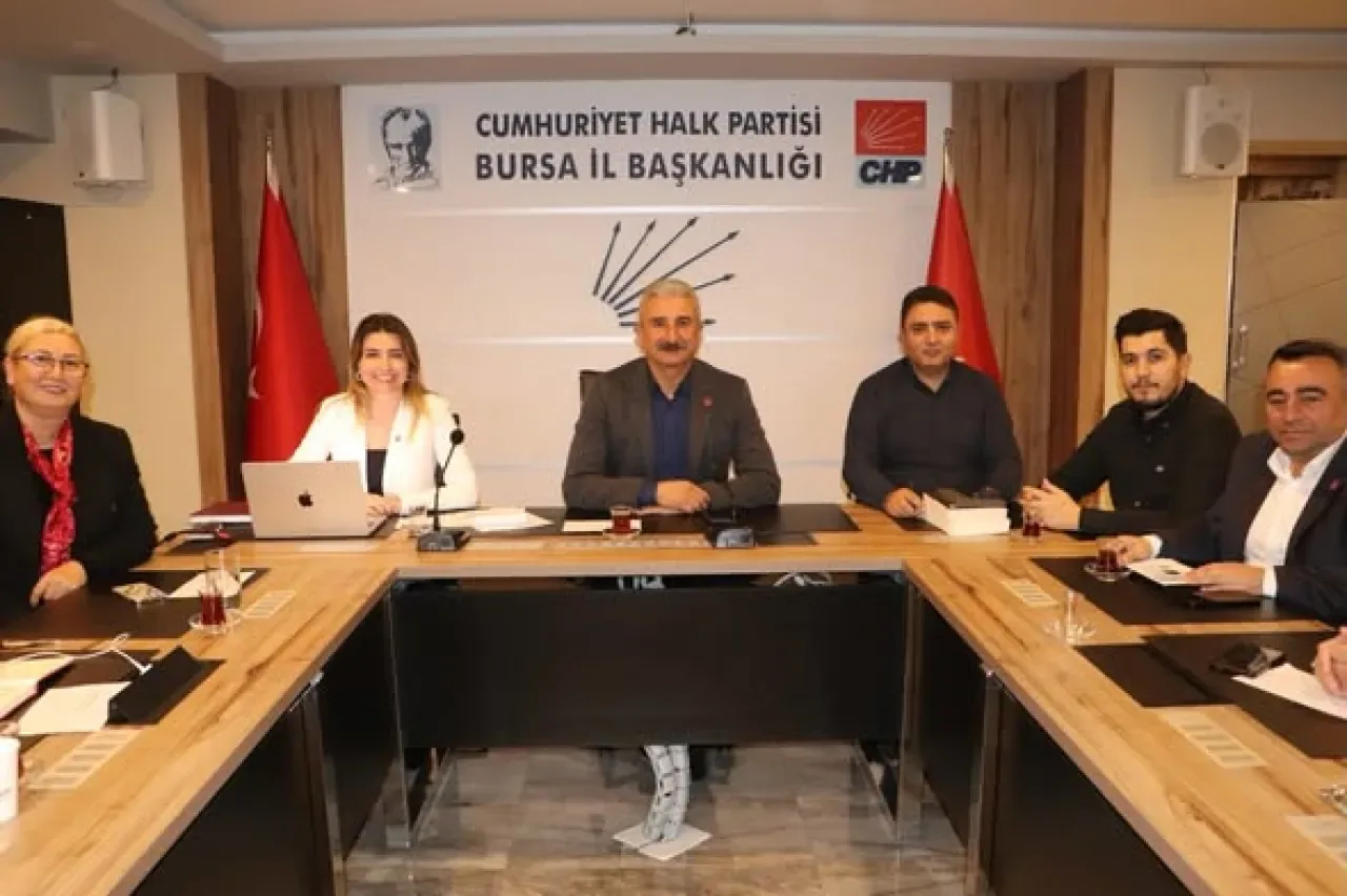 CHP Bursa İl Başkanlığı'ndan Kent ve Ülke Gündemine İlişkin Önemli Toplantı CHP Bursa İl Başkanlığı'ndan Kent ve Ülke Gündemine İlişkin Önemli Toplantı