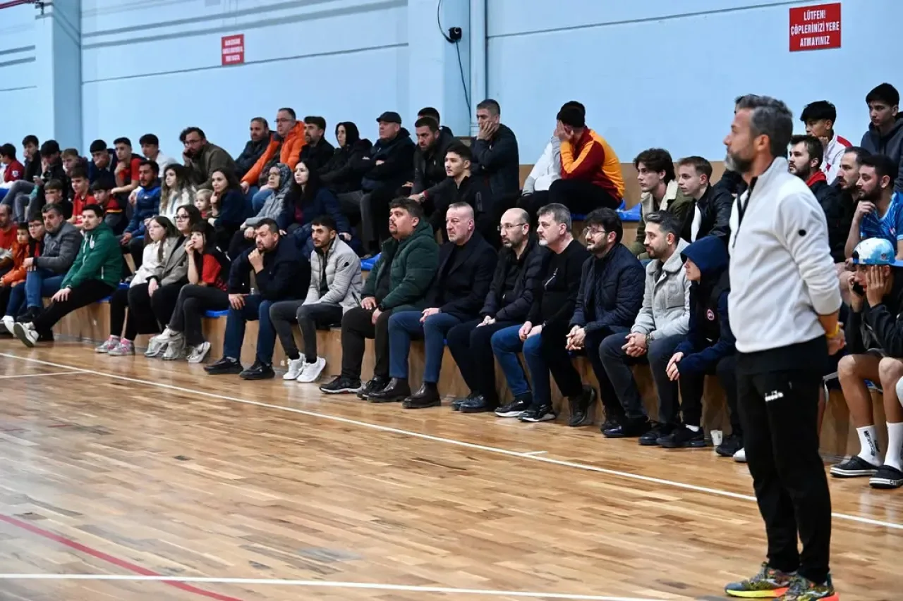 Karacabey'de Ayak Tenisi Turnuvası Düzenlendi: Şampiyon Karaca Oldu Karacabey'de Ayak Tenisi Turnuvası Düzenlendi: Şampiyon Karaca Oldu