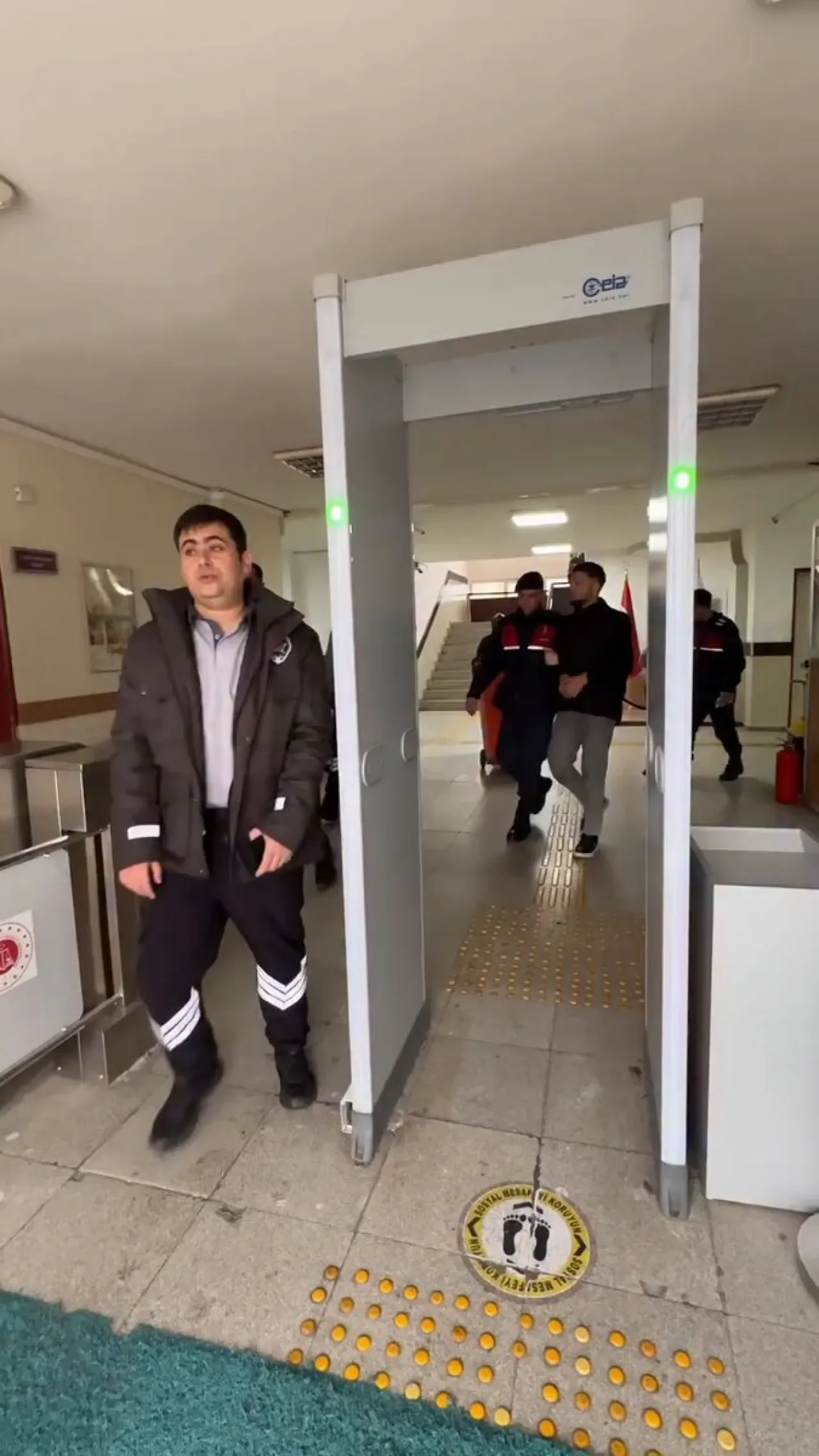 Aydın'da Oto Hırsızlığı Şüphelisi, Tutuklanma Sonrası Kameralara "Yakışıklı Çıktım mı?" Dedi Aydın'da Oto Hırsızlığı Şüphelisi, Tutuklanma Sonrası Kameralara "Yakışıklı Çıktım mı?" Dedi