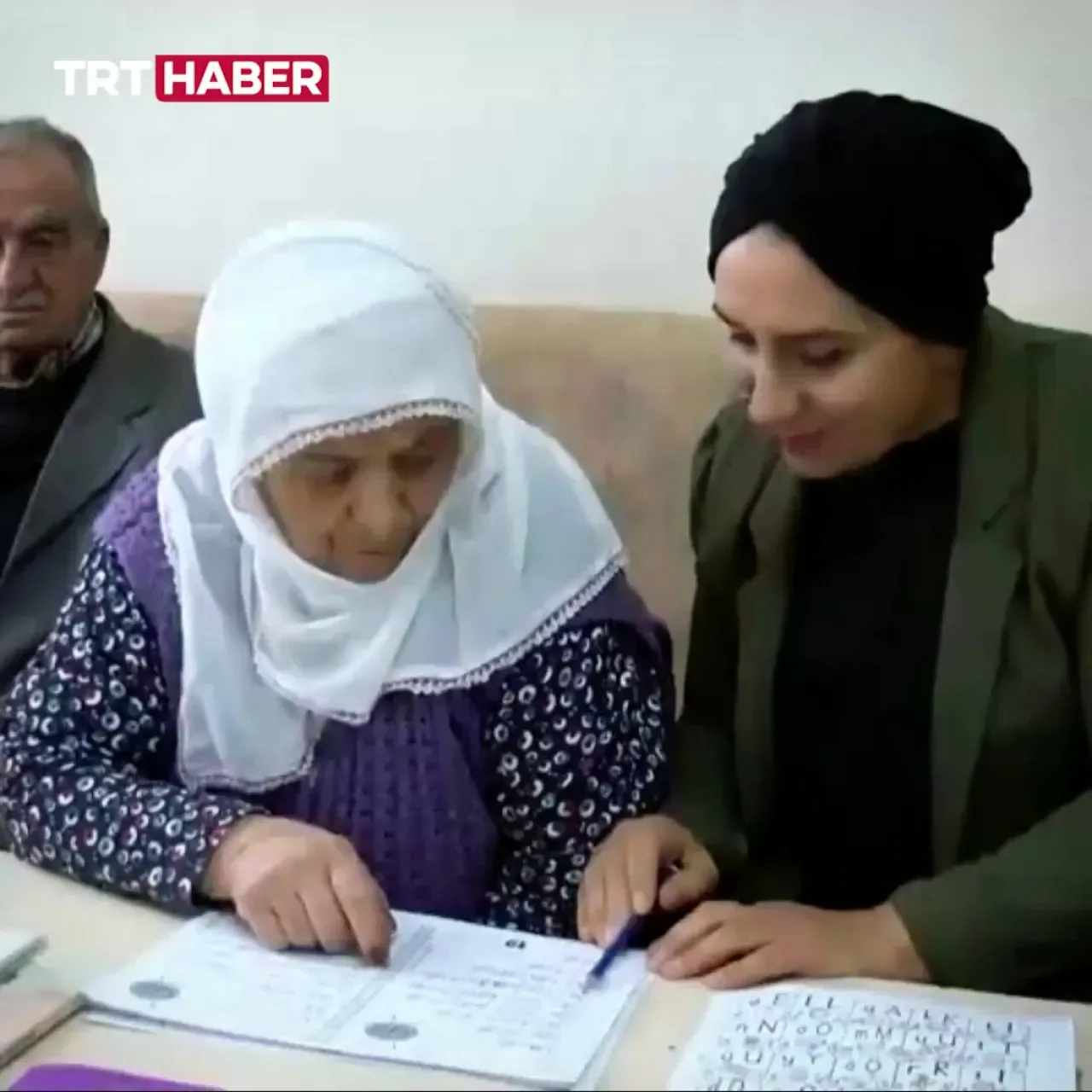 88 Yaşındaki Emine Teyze, Eşinin Sözleri Üzerine 3 Ayda Okuma Yazma Öğrendi 88 Yaşındaki Emine Teyze, Eşinin Sözleri Üzerine 3 Ayda Okuma Yazma Öğrendi