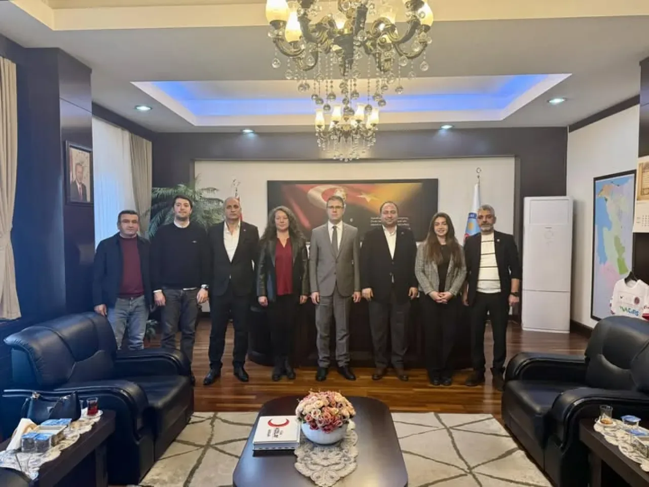 CHP Avcılar İlçe Başkanı Ahmet Selçuk Gök, Kaymakam Orhan Burhan'ı Ziyaret Etti CHP Avcılar İlçe Başkanı Ahmet Selçuk Gök, Kaymakam Orhan Burhan'ı Ziyaret Etti