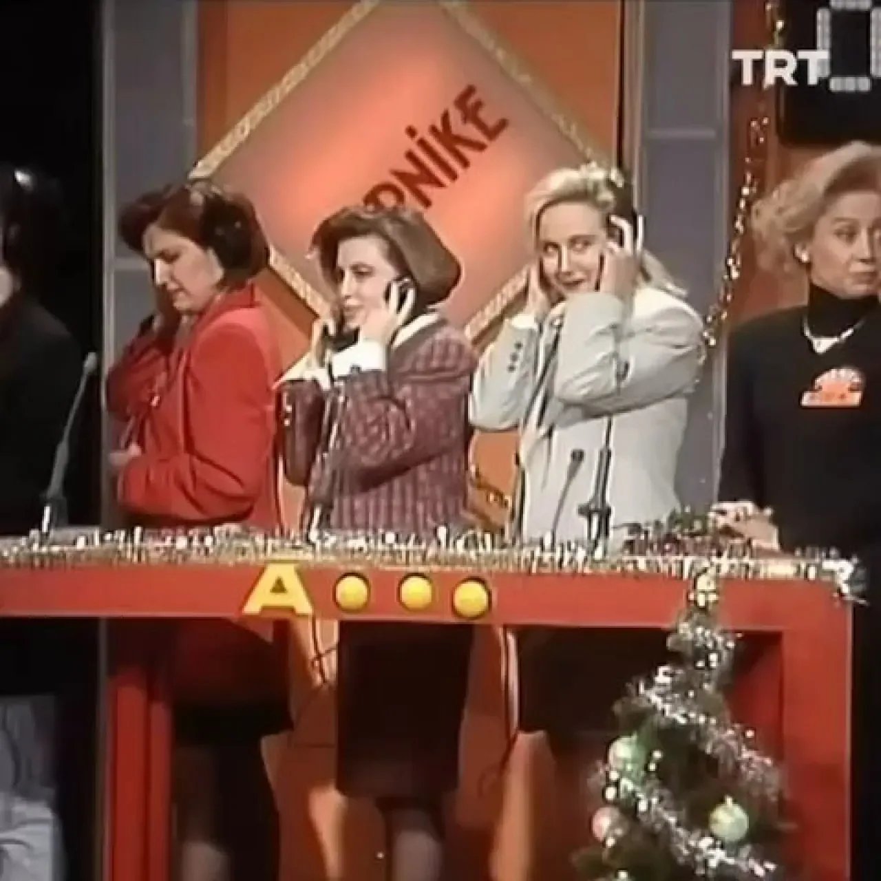 1992 ve Günümüzde Kadın Spikerler Arasında Diksiyon, Zarafet ve Bilgi Farkı 1992 ve Günümüzde Kadın Spikerler Arasında Diksiyon, Zarafet ve Bilgi Farkı