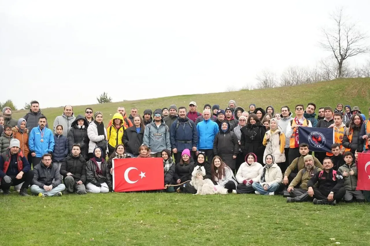 Bursa Yenişehir'de Doğa Yürüyüşü: 12 Kilometrelik Parkur Tamamlandı Bursa Yenişehir'de Doğa Yürüyüşü: 12 Kilometrelik Parkur Tamamlandı