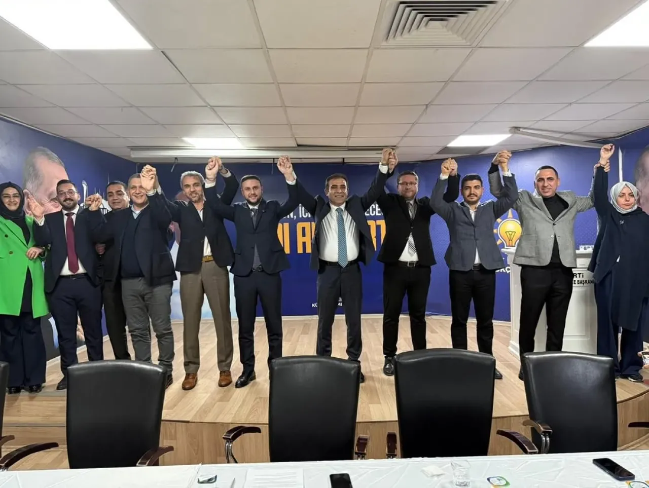 Küçükçekmece'de AK Parti İlçe Başkanlığı Görev Devir Töreni Gerçekleşti Küçükçekmece'de AK Parti İlçe Başkanlığı Görev Devir Töreni Gerçekleşti