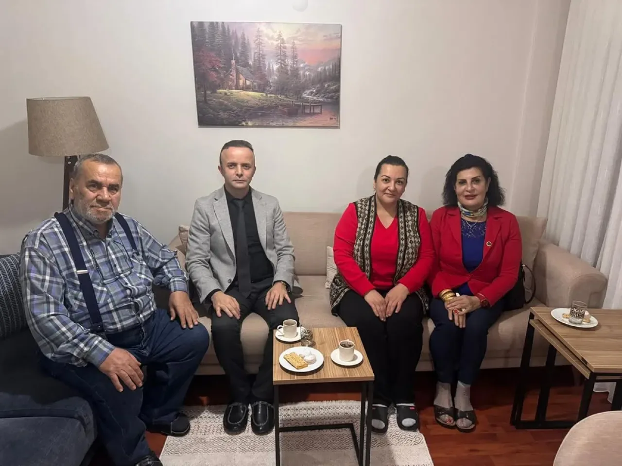 MHP Maltepe'de Vatandaş Ziyareti: Tandoğan Ailesi ile Anlamlı Buluşma MHP Maltepe'de Vatandaş Ziyareti: Tandoğan Ailesi ile Anlamlı Buluşma