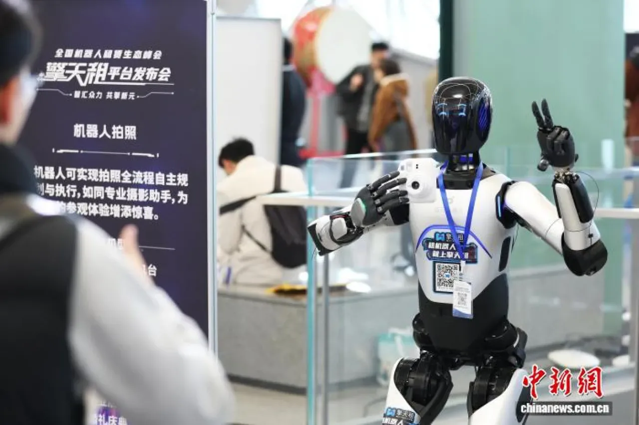 Çin'de İlk Açık Robot Kiralama Platformu Hizmete Girdi Çin'de İlk Açık Robot Kiralama Platformu Hizmete Girdi