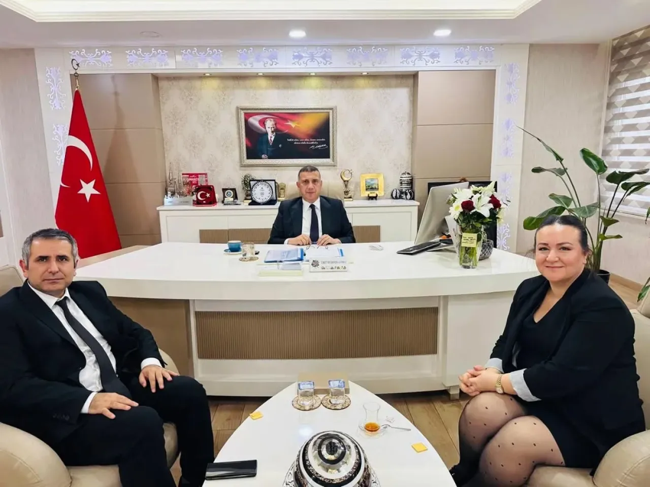 Tuzla Doğa Koleji Müdürleri Kaymakam Ümit Hüseyin Güney'i Ziyaret Etti Tuzla Doğa Koleji Müdürleri Kaymakam Ümit Hüseyin Güney'i Ziyaret Etti