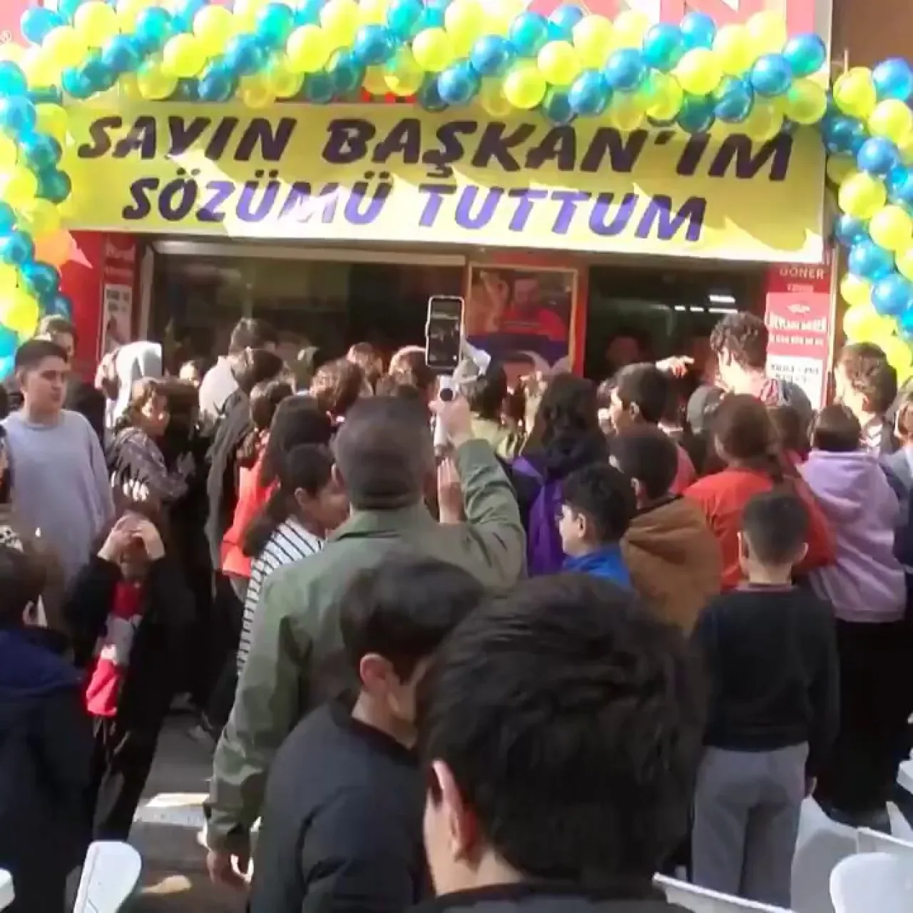 Dönerci Esnafı Sözünü Tutarak Öğrencilere Ücretsiz Döner İkram Etti Dönerci Esnafı Sözünü Tutarak Öğrencilere Ücretsiz Döner İkram Etti