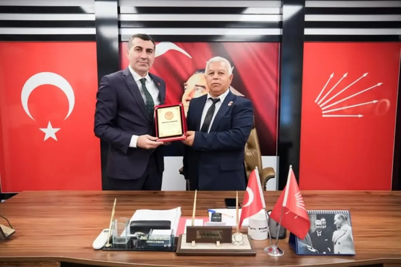 CHP Adana İl Başkanı Anıl Tanburoğlu'na Ziyaret CHP Adana İl Başkanı Anıl Tanburoğlu'na Ziyaret