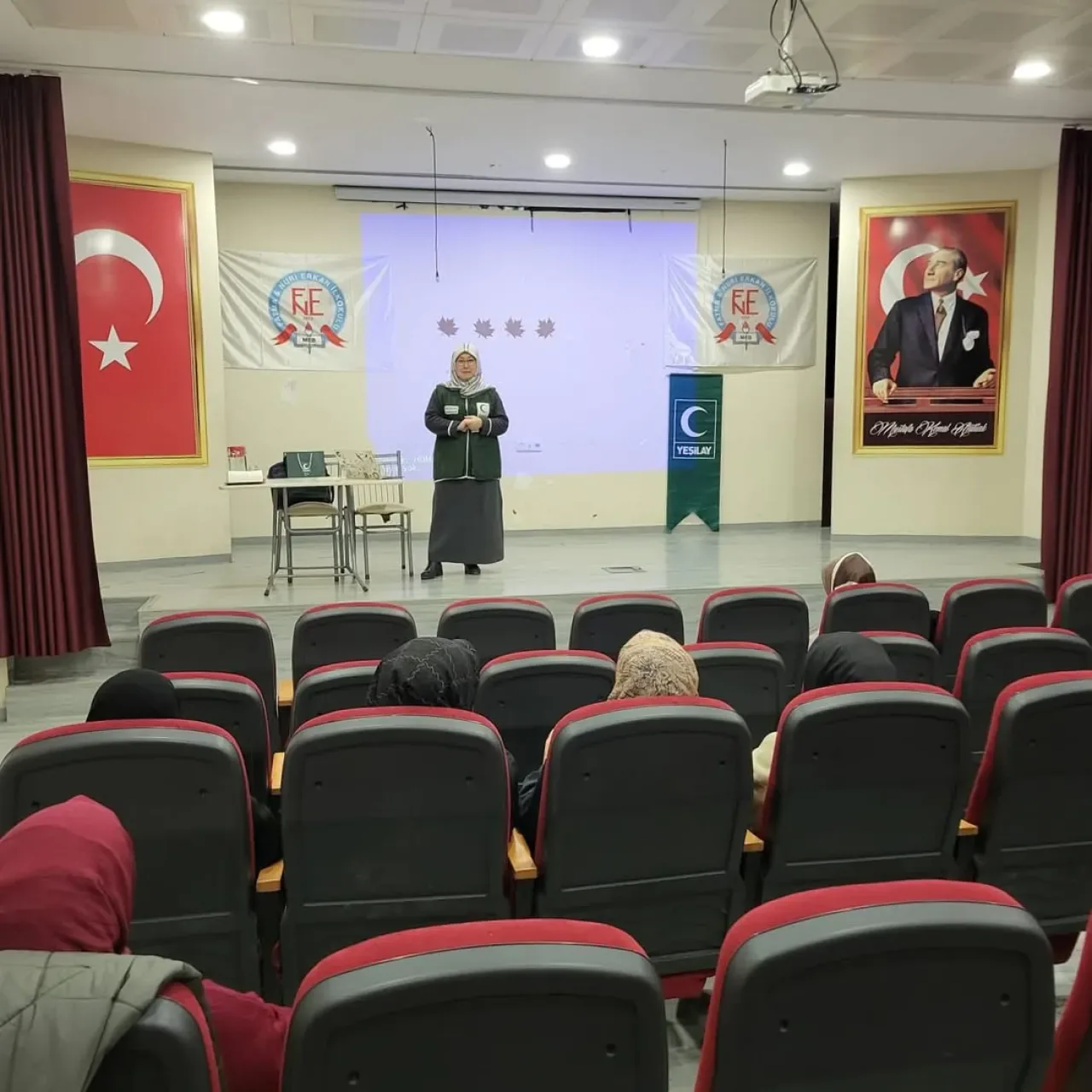 Üsküdar'da Velilere Teknoloji Bağımlılığı Eğitimi Verildi Üsküdar'da Velilere Teknoloji Bağımlılığı Eğitimi Verildi