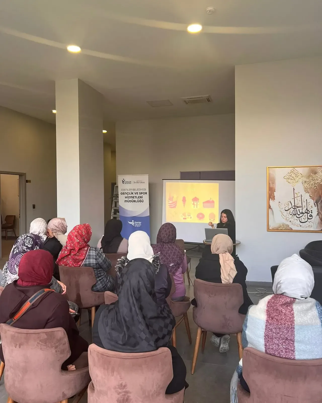 Esenler'de Gençlere Sağlıklı Yaşam ve Dengeli Beslenme Semineri Esenler'de Gençlere Sağlıklı Yaşam ve Dengeli Beslenme Semineri