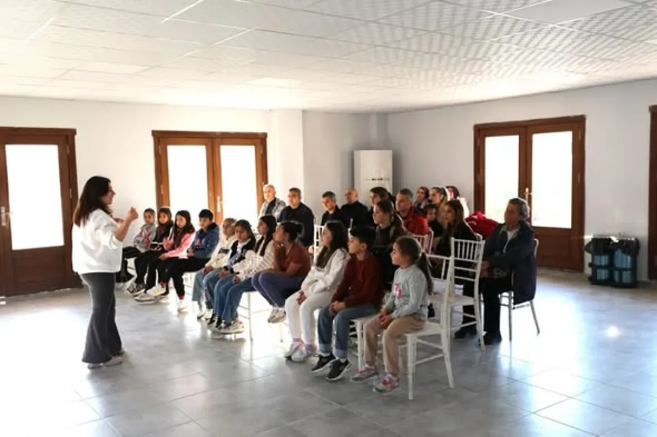 İzmir Menderes'te Çocuklar Atatürk Kültür Merkezi'nde Tiyatro ile Buluşuyor İzmir Menderes'te Çocuklar Atatürk Kültür Merkezi'nde Tiyatro ile Buluşuyor