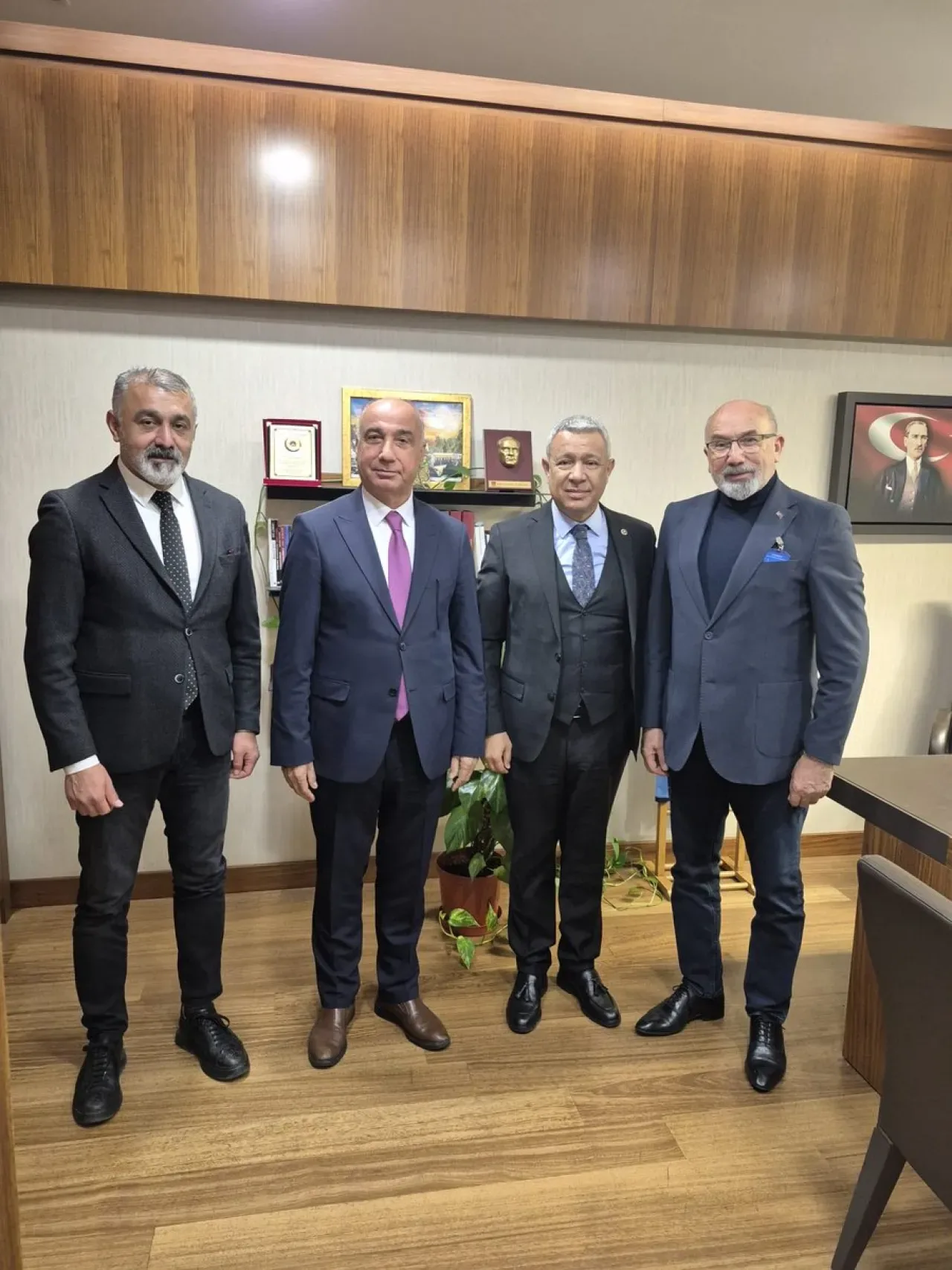 CHP'li Orhan Sümer, TBMM'deki Ziyaretçilerini Ağırladı CHP'li Orhan Sümer, TBMM'deki Ziyaretçilerini Ağırladı