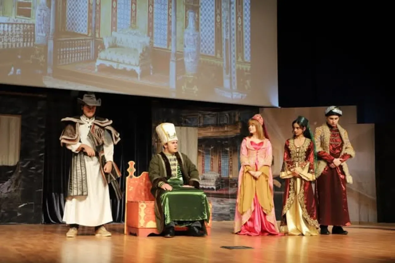 İstanbul Arel Üniversitesi Tiyatro Kulübü "Kurumsal Komedya" Oyunu ile Sahne Aldı İstanbul Arel Üniversitesi Tiyatro Kulübü "Kurumsal Komedya" Oyunu ile Sahne Aldı