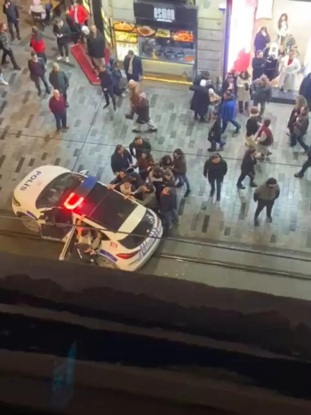 Taksim'de Asgari Ücret Açıklamasına Tepki: Gözaltılar Yaşandı Taksim'de Asgari Ücret Açıklamasına Tepki: Gözaltılar Yaşandı