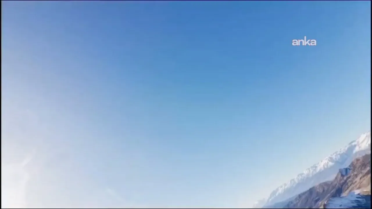 Tunceli'de Kartal, Havada Süzülen İnsansız Hava Aracını Kaparak Götürdü Tunceli'de Kartal, Havada Süzülen İnsansız Hava Aracını Kaparak Götürdü