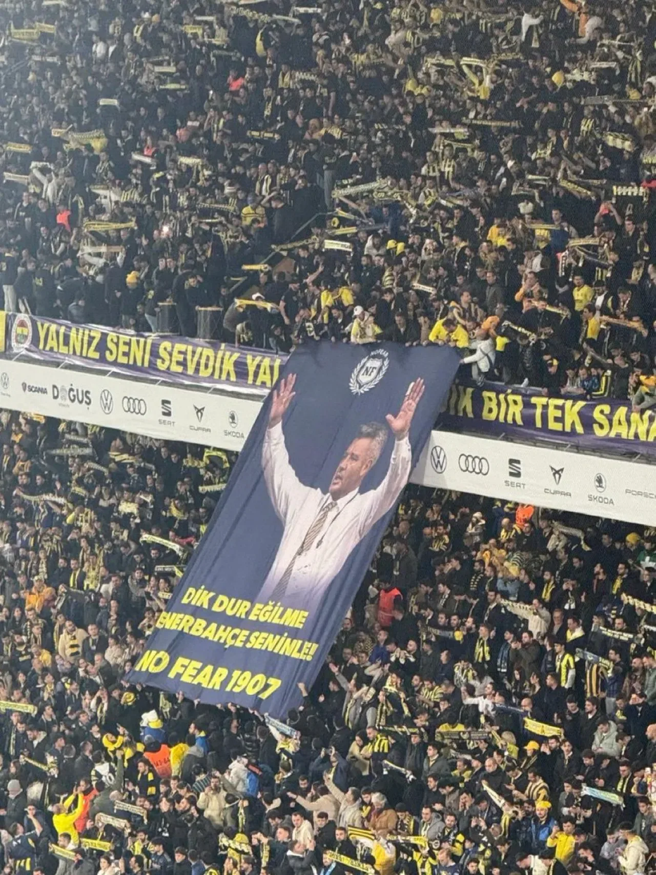 Fenerbahçe Taraftarından Sadettin Saran'a Destek Mesajı: "Dik Dur Eğilme" Fenerbahçe Taraftarından Sadettin Saran'a Destek Mesajı: "Dik Dur Eğilme"