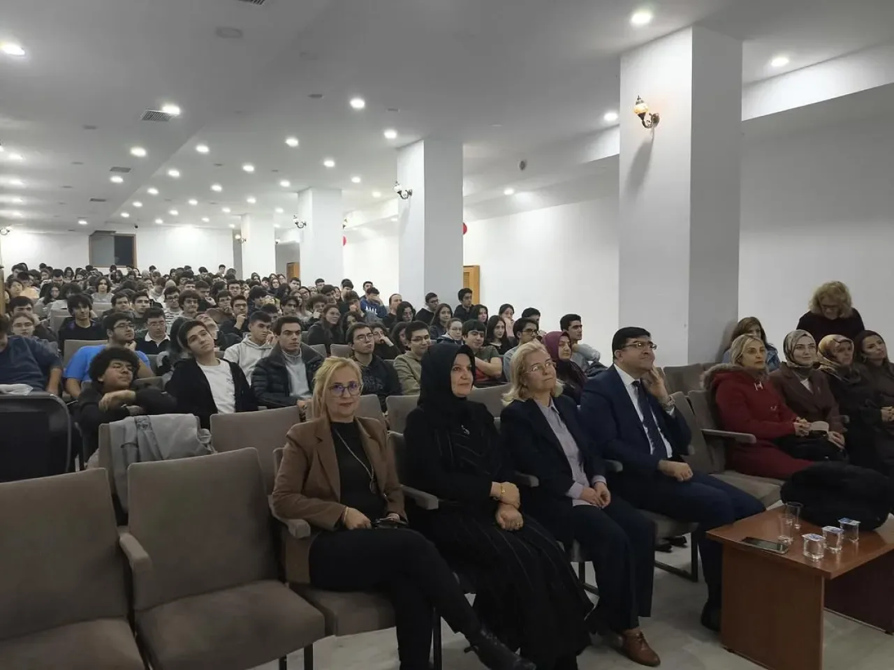 Ankara'da Lise Öğrencilerine "Sınavlarda Başarı İçin Öz Liderlik" Semineri Ankara'da Lise Öğrencilerine "Sınavlarda Başarı İçin Öz Liderlik" Semineri