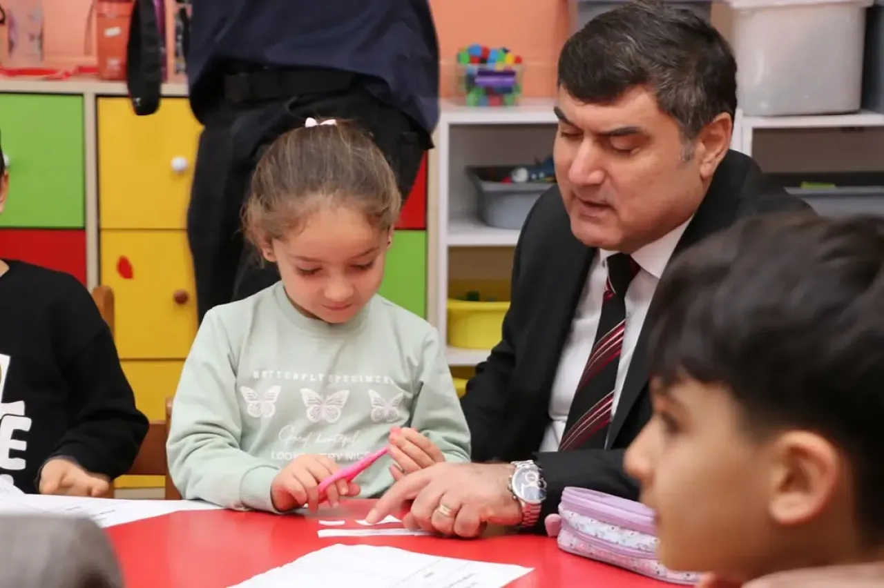 Sultanbeyli Kaymakamı Okul Ziyaretlerinde Eğitim İhtiyaçlarını Yerinde İnceledi Sultanbeyli Kaymakamı Okul Ziyaretlerinde Eğitim İhtiyaçlarını Yerinde İnceledi